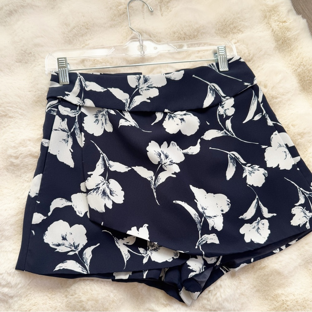 Floral Women's skort - Black and White